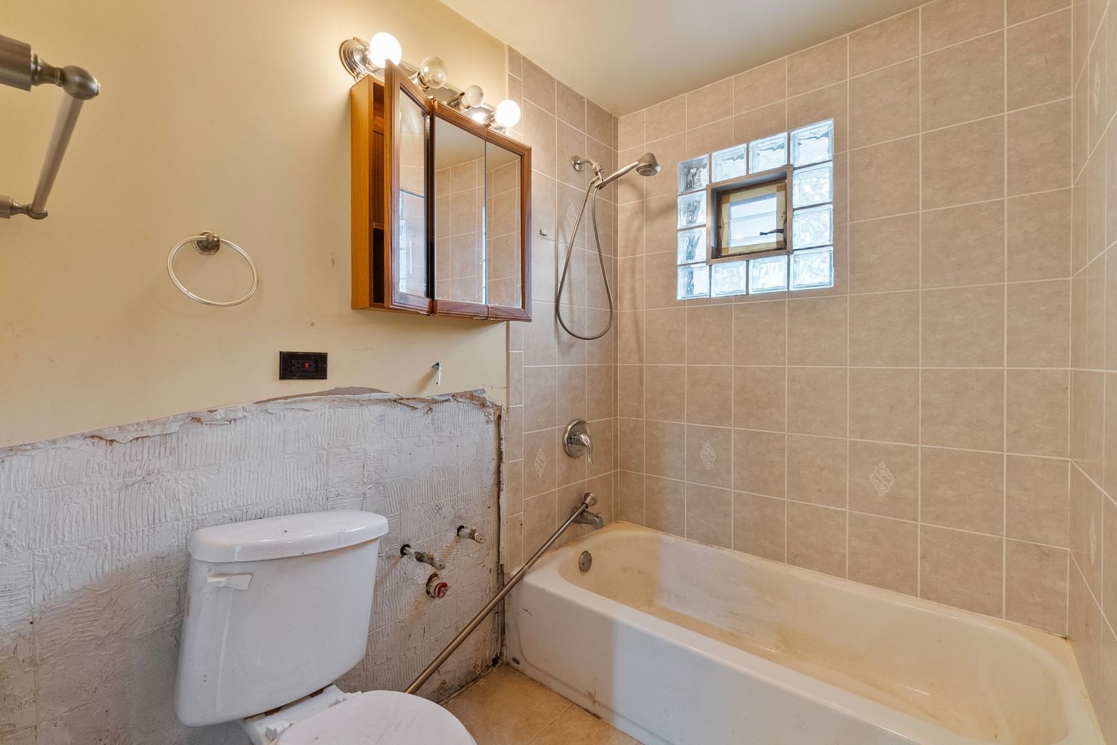 7911 45th Street Lyons, IL 60534 - Photo 10 of 22 a bathroom with a toilet sink and bathtub