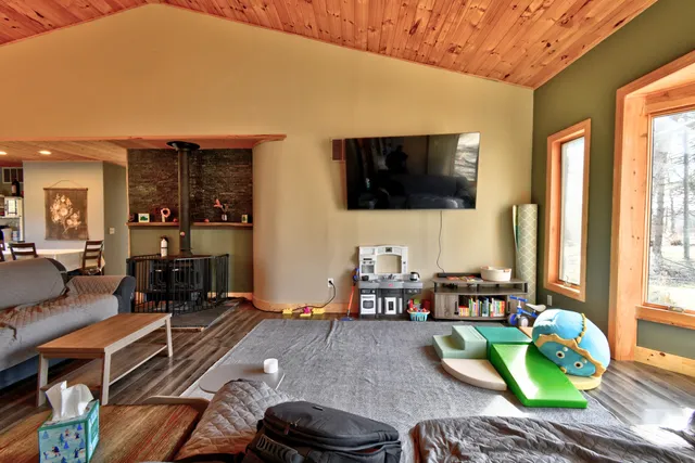 $385,000 | 323 South Truhn Road, Fowlerville, MI 48836