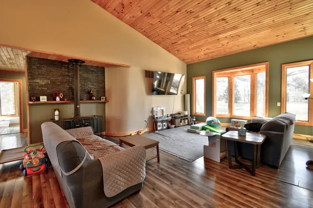 $385,000 | 323 South Truhn Road, Fowlerville, MI 48836