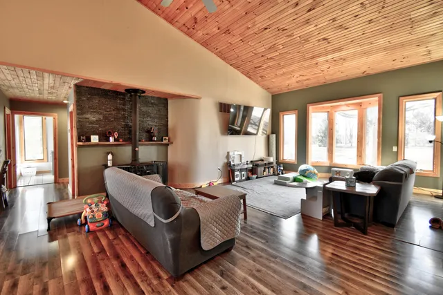 $385,000 | 323 South Truhn Road, Fowlerville, MI 48836