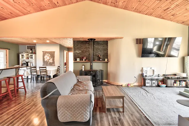 $385,000 | 323 South Truhn Road, Fowlerville, MI 48836