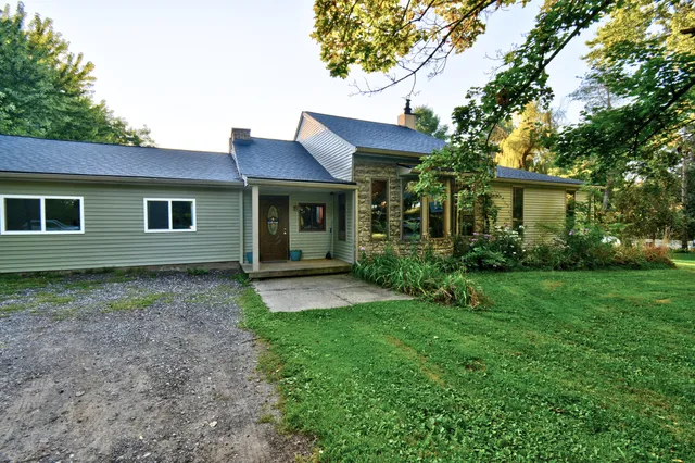 $385,000 | 323 South Truhn Road, Fowlerville, MI 48836
