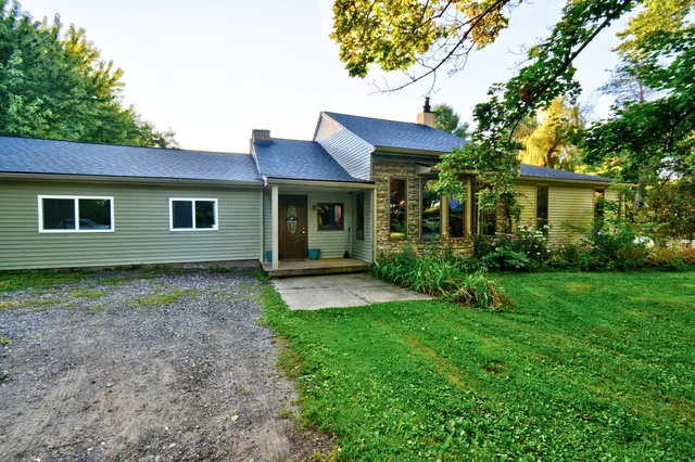 $385,000 | 323 South Truhn Road, Fowlerville, MI 48836