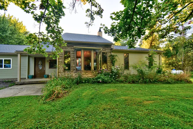 $385,000 | 323 South Truhn Road, Fowlerville, MI 48836