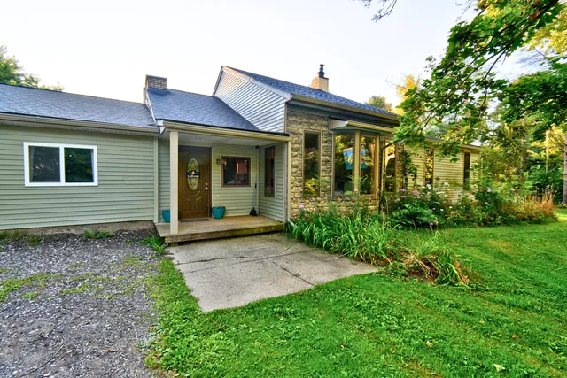 $385,000 | 323 South Truhn Road, Fowlerville, MI 48836