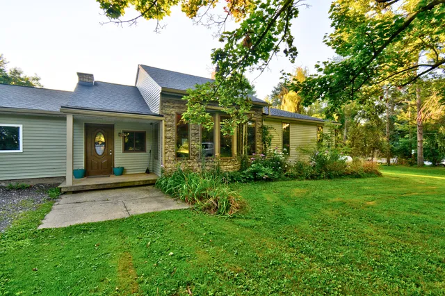 $385,000 | 323 South Truhn Road, Fowlerville, MI 48836