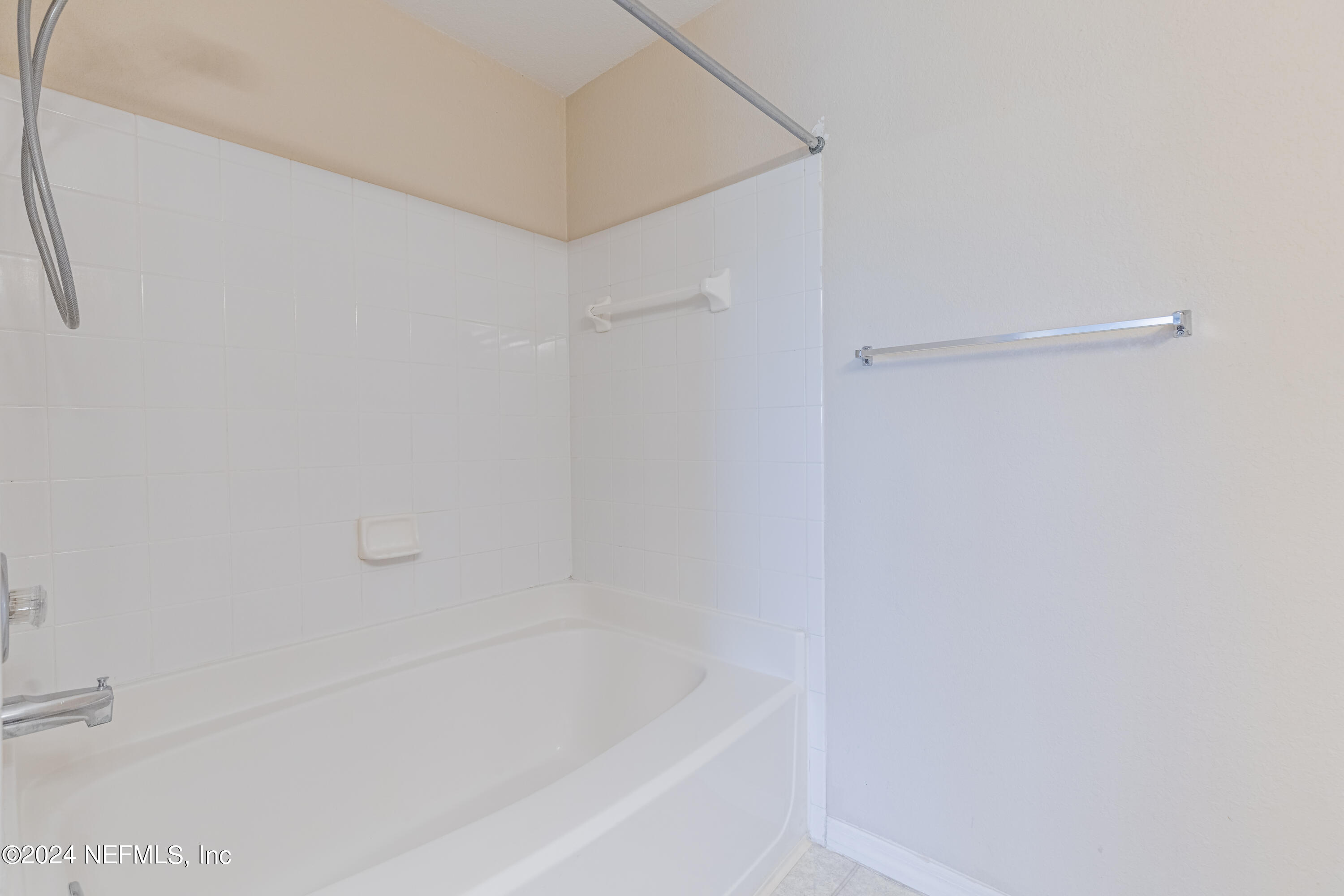 7800 Point Meadows Drive, Unit 1232 Jacksonville, FL 32256 - Photo 21 of 33 primary Batroom Tub and shower