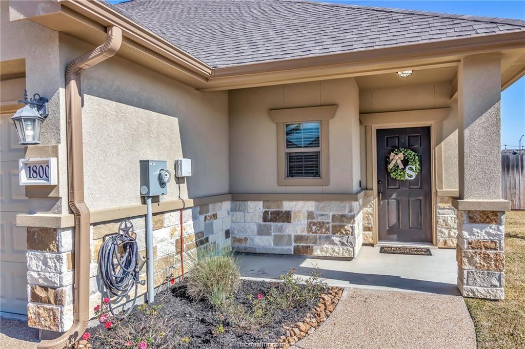 1800 Lonetree Drive College Station, TX 77845 - Photo 3 of 23 a view of living room with furniture