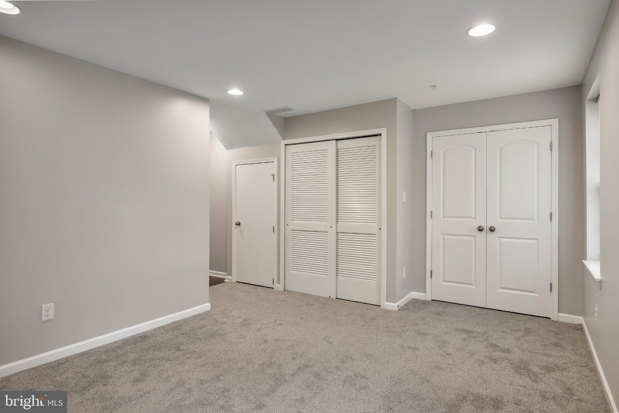 33 Iron Gate Road Sicklerville, NJ 08081 - Photo 5 of 22 Spacious, versatile room with modern finishes.