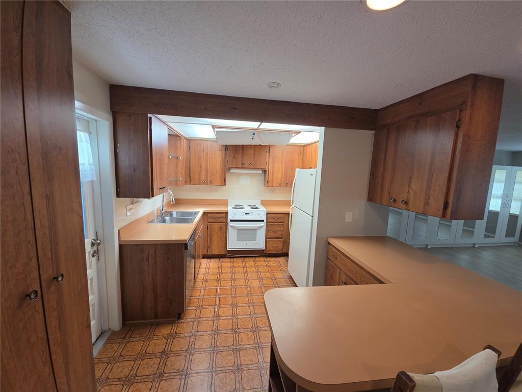 4136 South Lockwood Ridge Road Sarasota, FL 34231 - Photo 8 of 28 Gallery Image 8