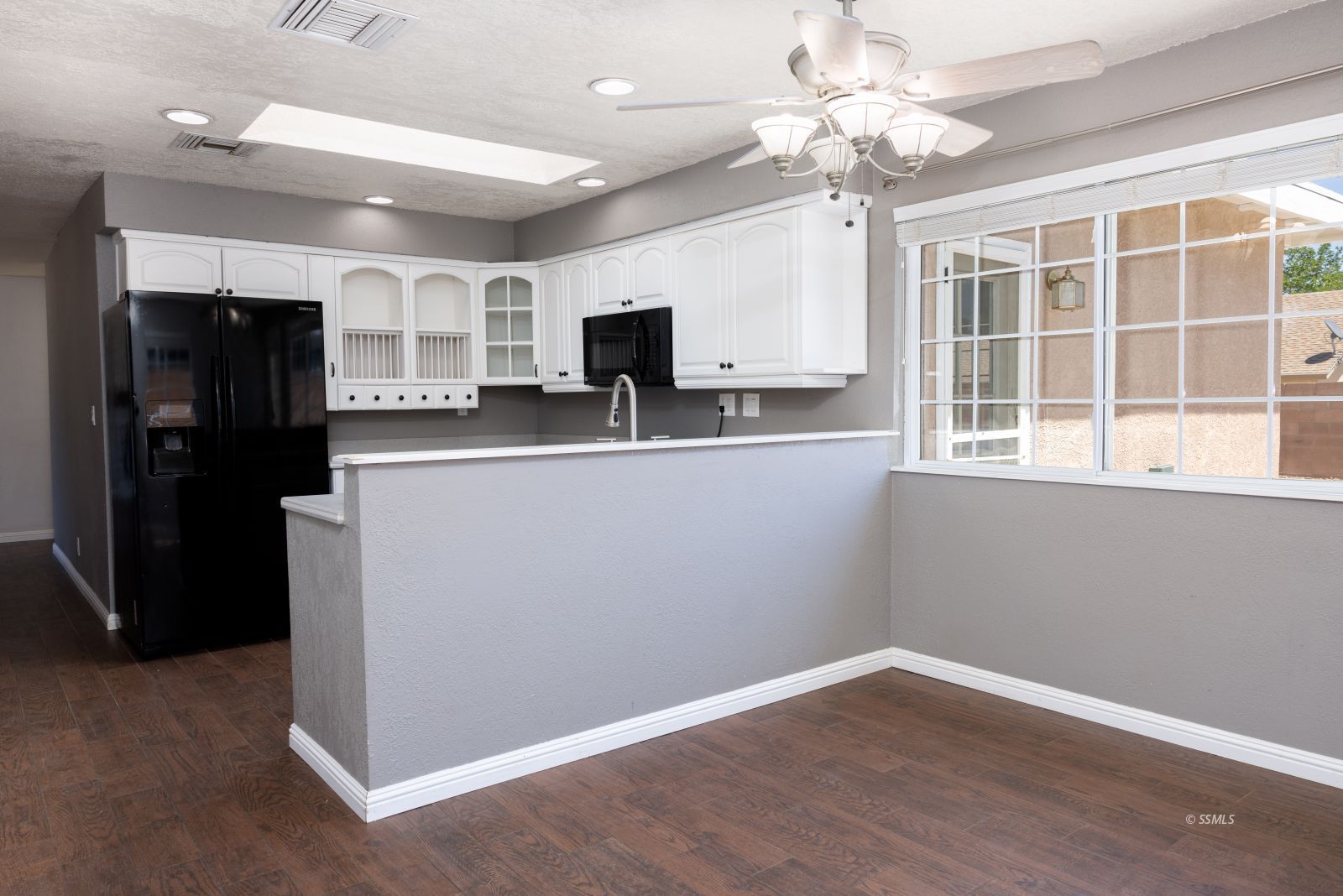 542 South Warner Street Ridgecrest, CA 93555 - Photo 15 of 33 a view of a kitchen with electric appliances