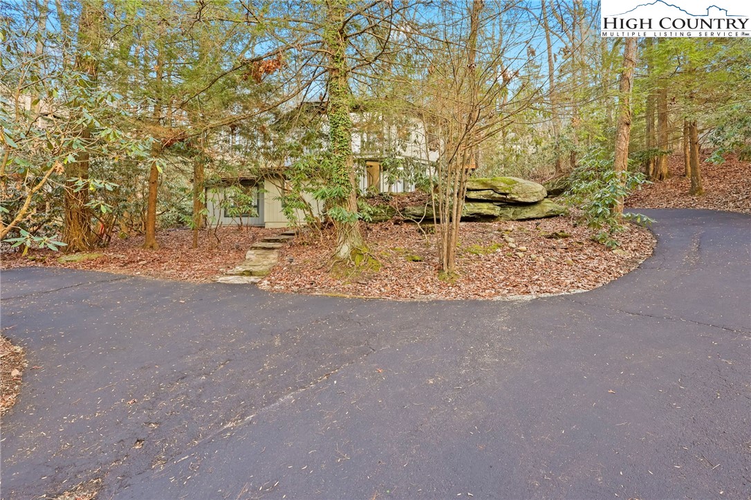 129 Laurel Drive Boone, NC 28607 - Photo 2 of 33