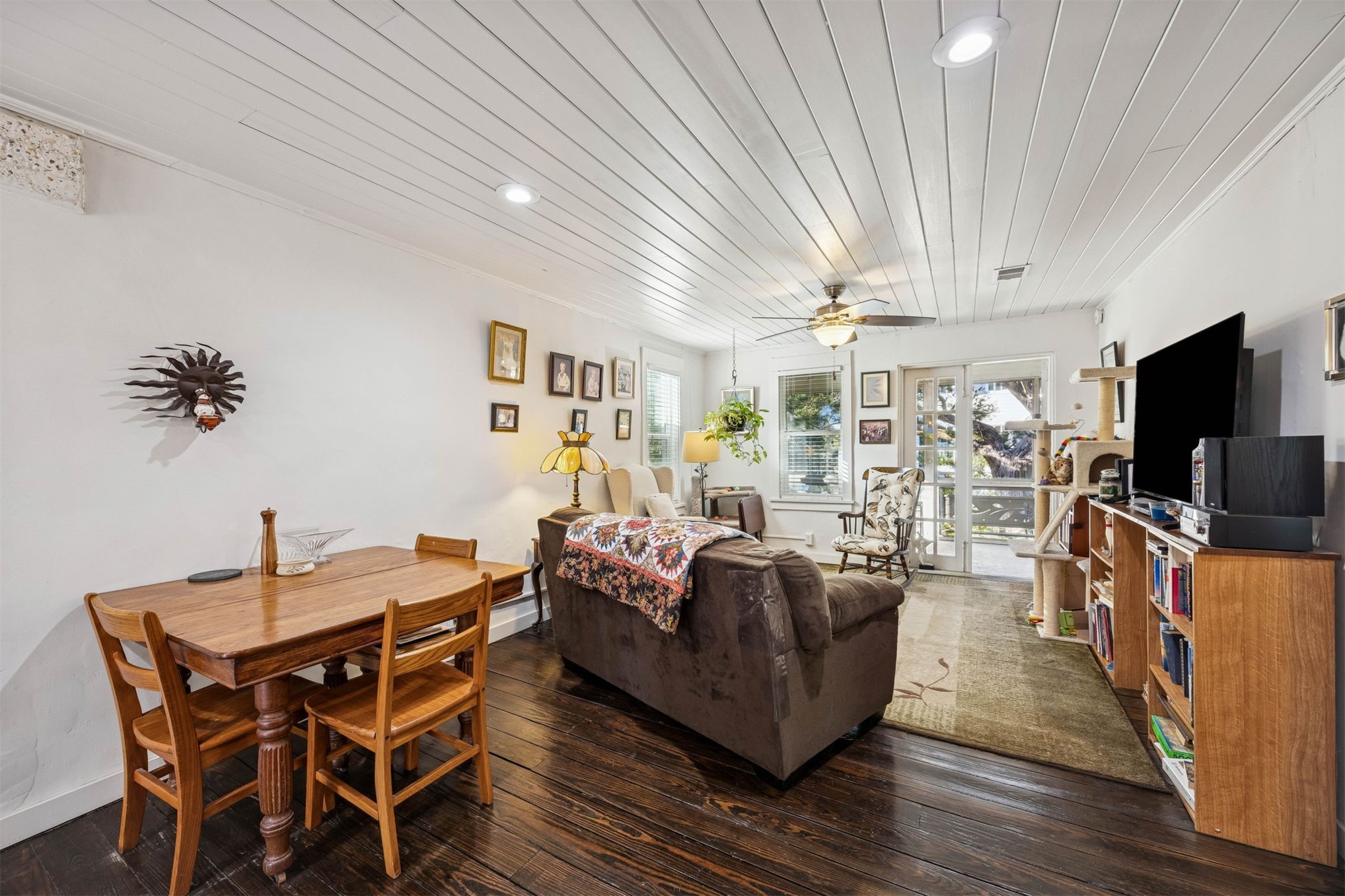 1012 Ladies Street Fernandina Beach, FL 32034 - Photo 19 of 64 a living room with furniture a flat screen tv and a table