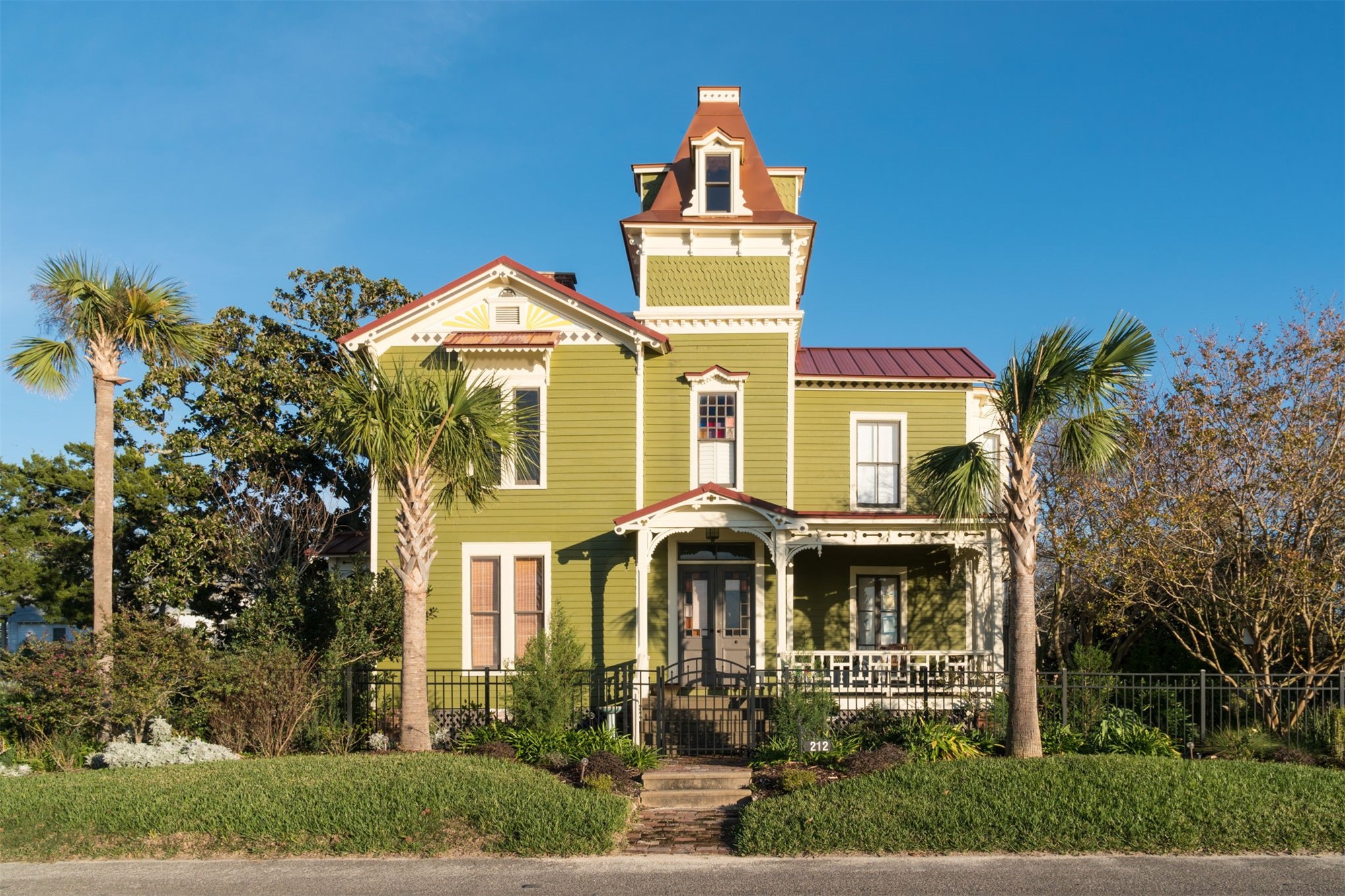 1012 Ladies Street Fernandina Beach, FL 32034 - Photo 57 of 64 a front view of a house with a yard