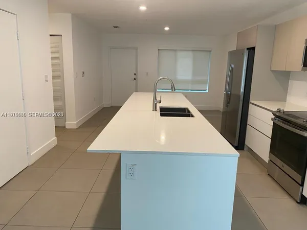 $3,000 | 2561 Northeast 193rd Street, Unit 1107, Miami, FL 33180