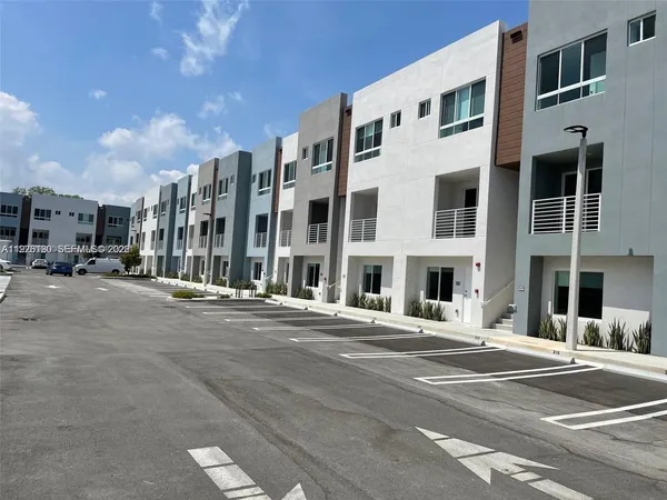 $3,000 | 2561 Northeast 193rd Street, Unit 1107, Miami, FL 33180
