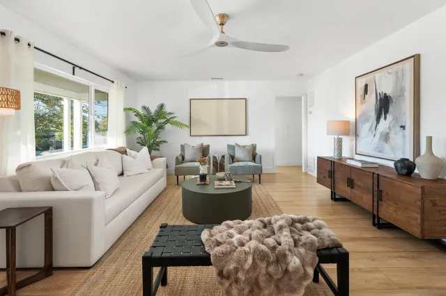 a view of a backyard