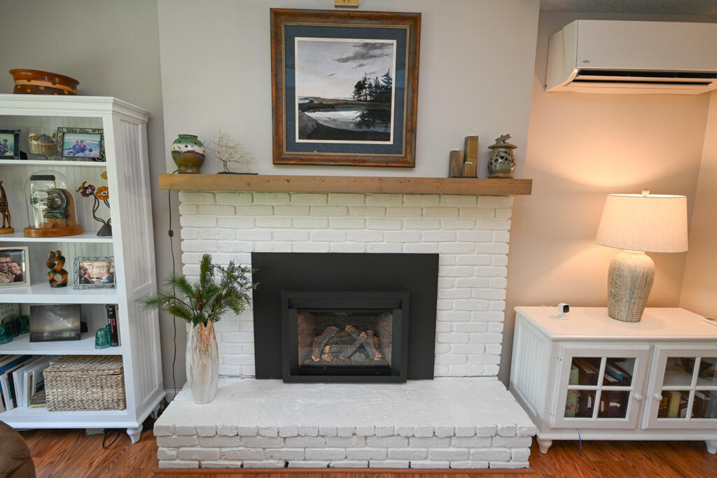 40 Canterbury Road Brewer, ME 04412 - Photo 4 of 31 Living Room Natural Gas FP