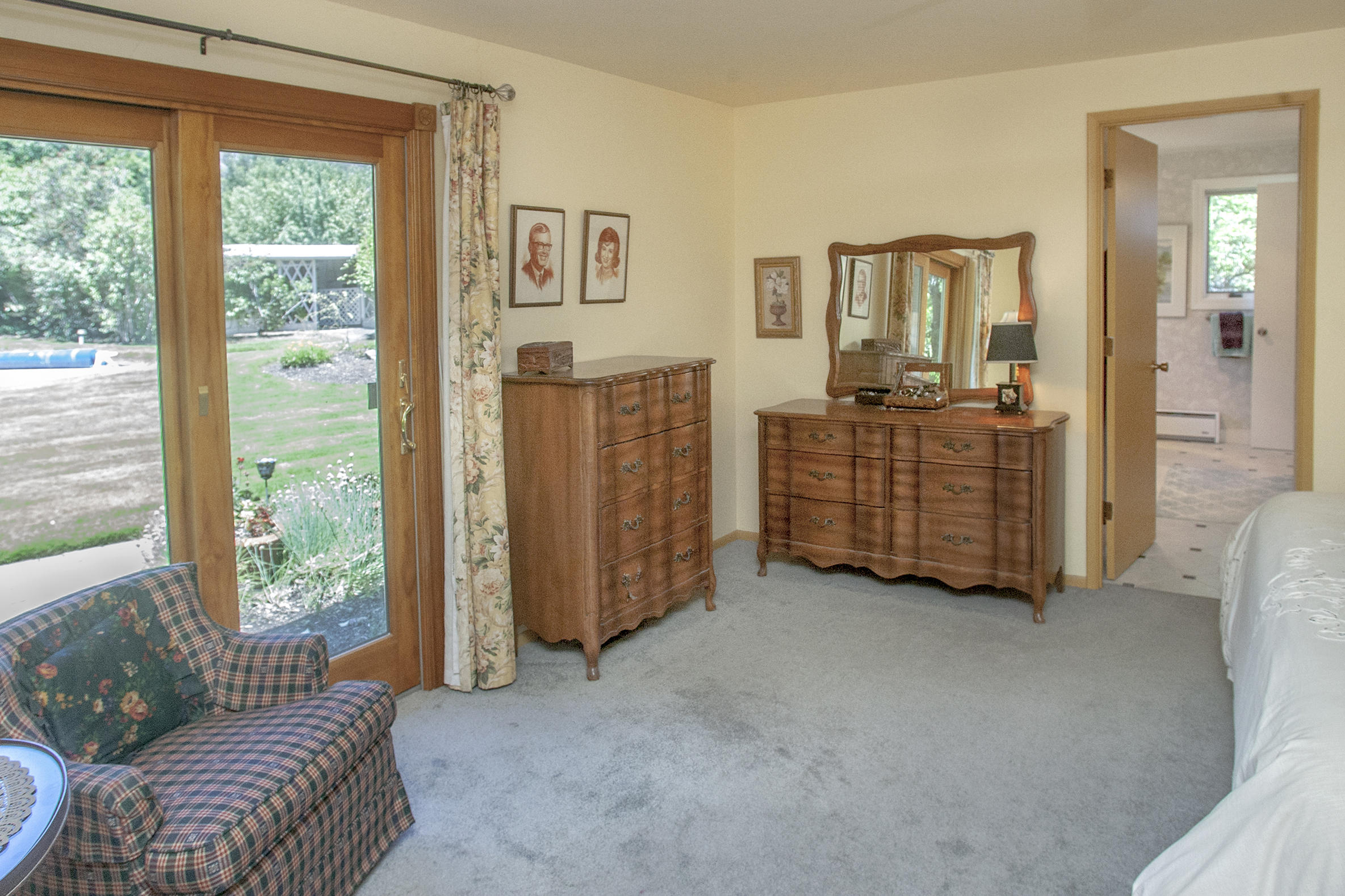 1925 Old Stage Road Central Point, OR 97502 - Photo 16 of 34 a view of a livingroom with furniture and windows