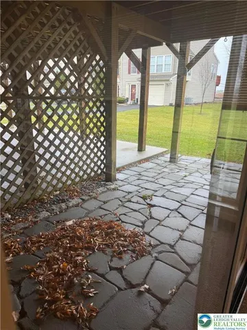 a view of a backyard