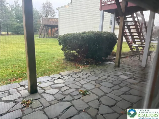 a view of a backyard