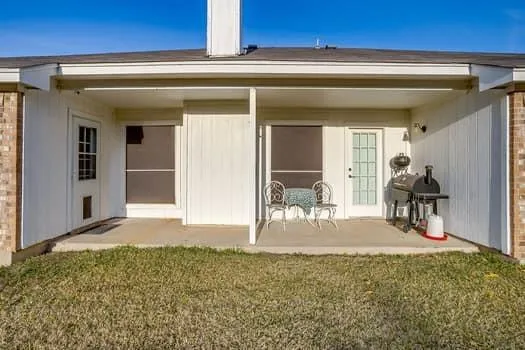 a view of a livingroom with furniture