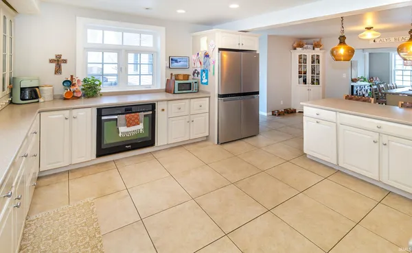 $795,000 | 6211 Pfafflin Lake Boulevard, Newburgh, IN 47630