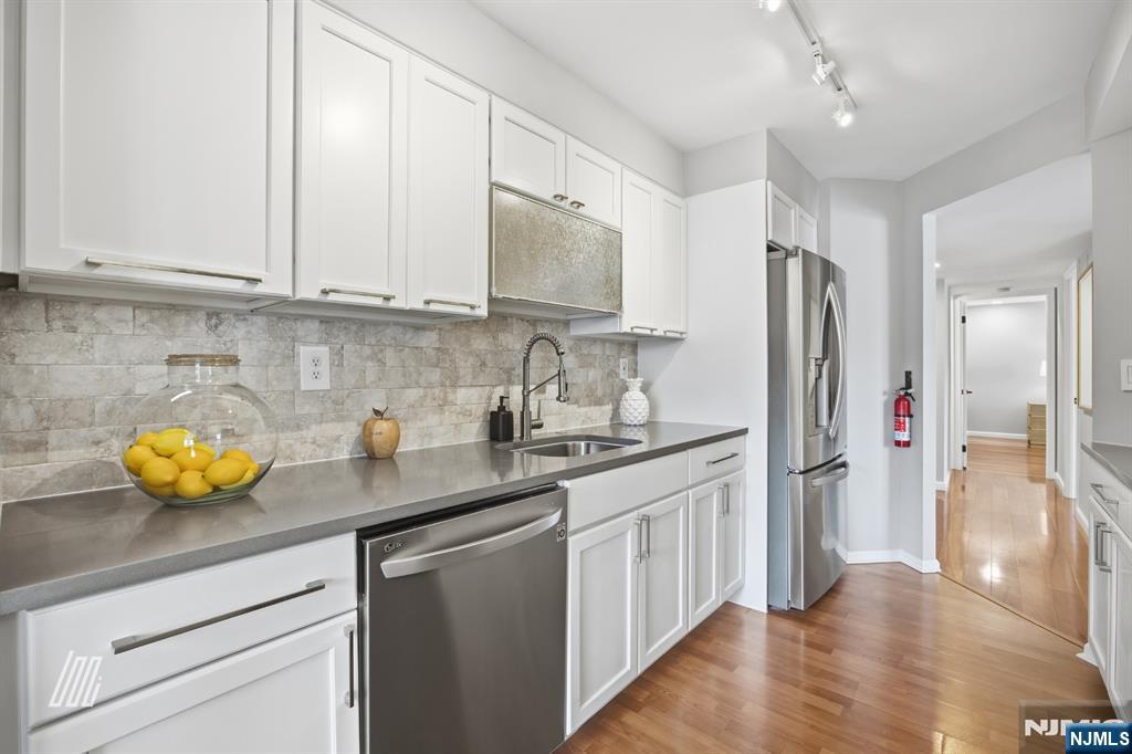 504 Nelson Court Edgewater, NJ 07020 - Photo 11 of 37