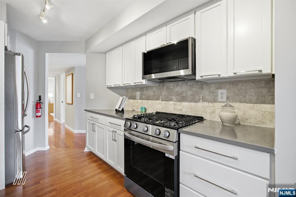 504 Nelson Court Edgewater, NJ 07020 - Photo 12 of 37