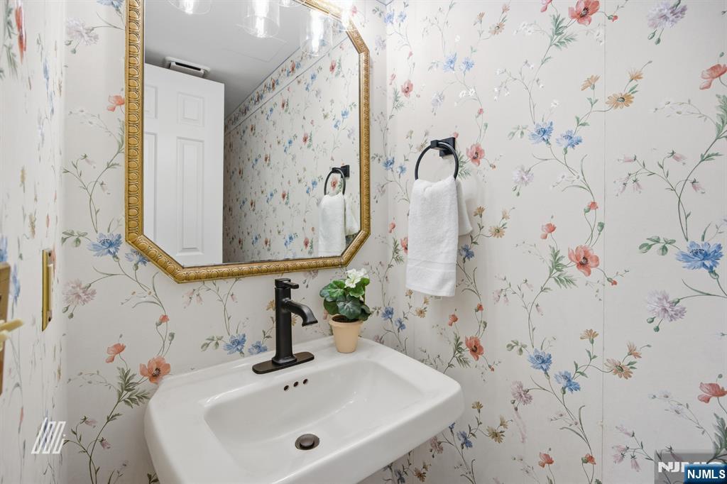 504 Nelson Court Edgewater, NJ 07020 - Photo 20 of 37