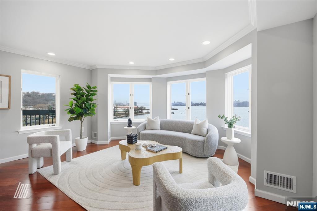 504 Nelson Court Edgewater, NJ 07020 - Photo 2 of 37