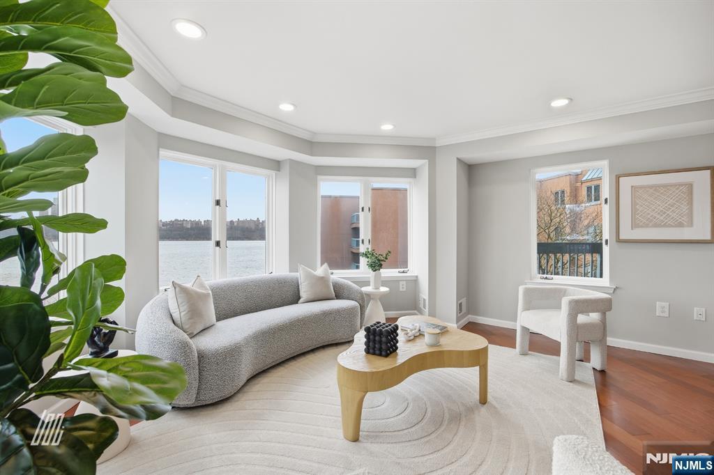 504 Nelson Court Edgewater, NJ 07020 - Photo 3 of 37