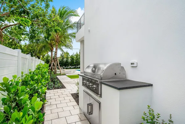 $3,695,000 | 718 Lake Avenue North, Delray Beach, FL 33483