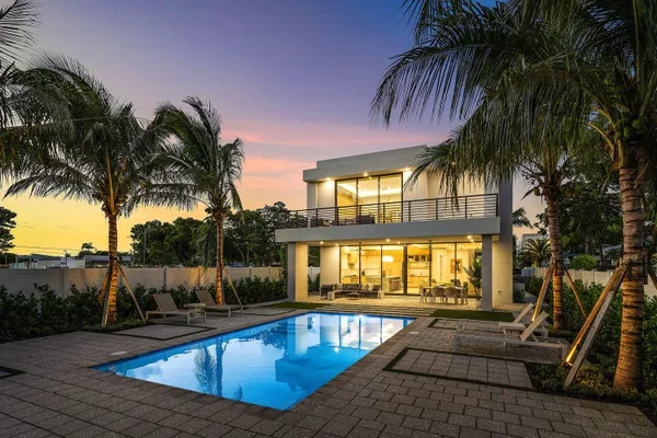 $3,695,000 | 718 Lake Avenue North, Delray Beach, FL 33483