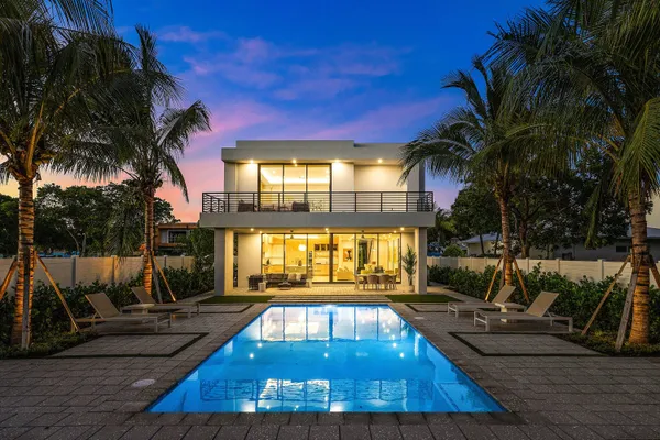 $3,695,000 | 718 Lake Avenue North, Delray Beach, FL 33483