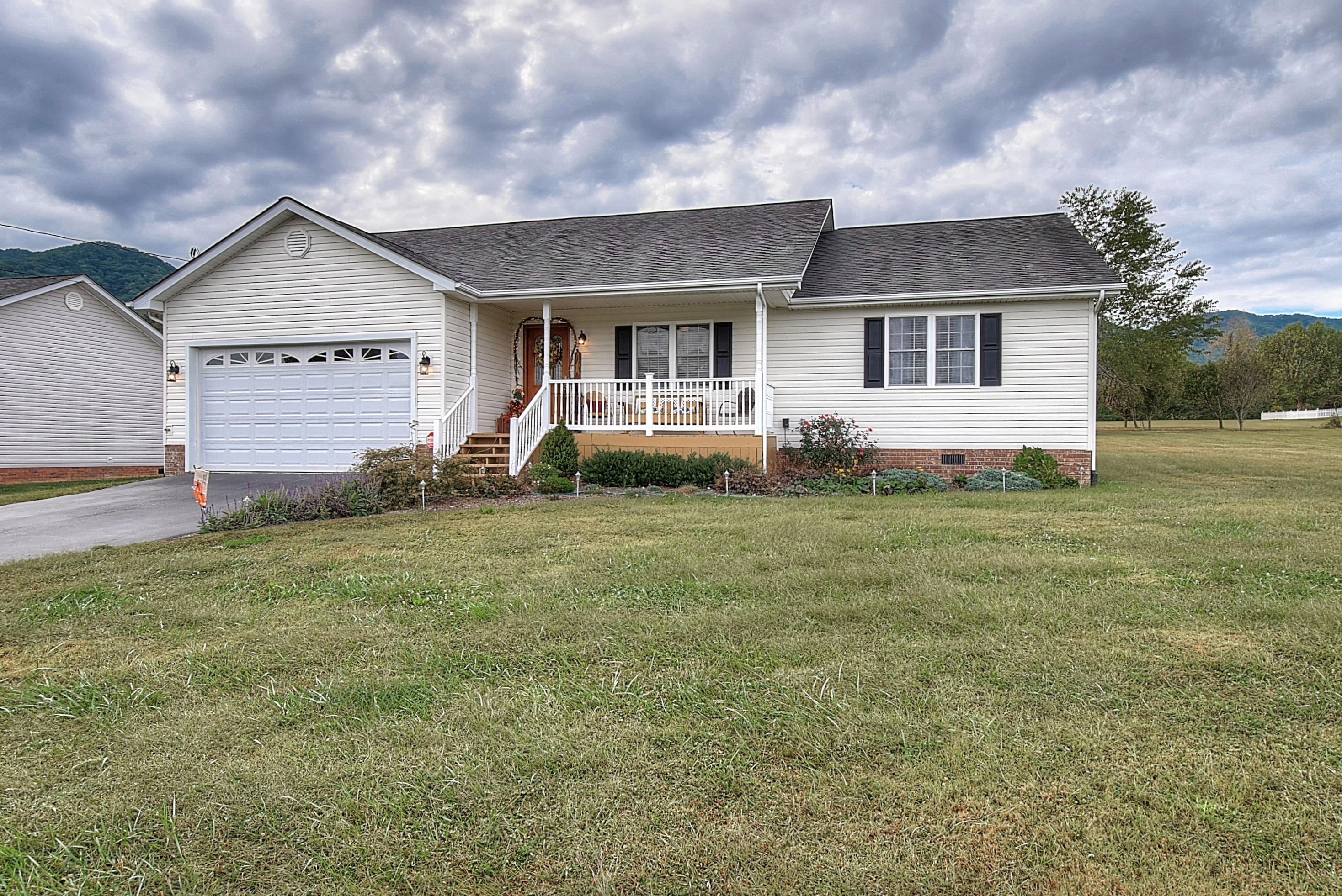 119 Hamilton Road Elizabethton, TN 37643 - Photo 2 of 37 2