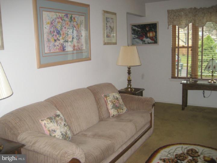 48 Dover Road Westampton, NJ 08060 - Photo 5 of 13 Living Room