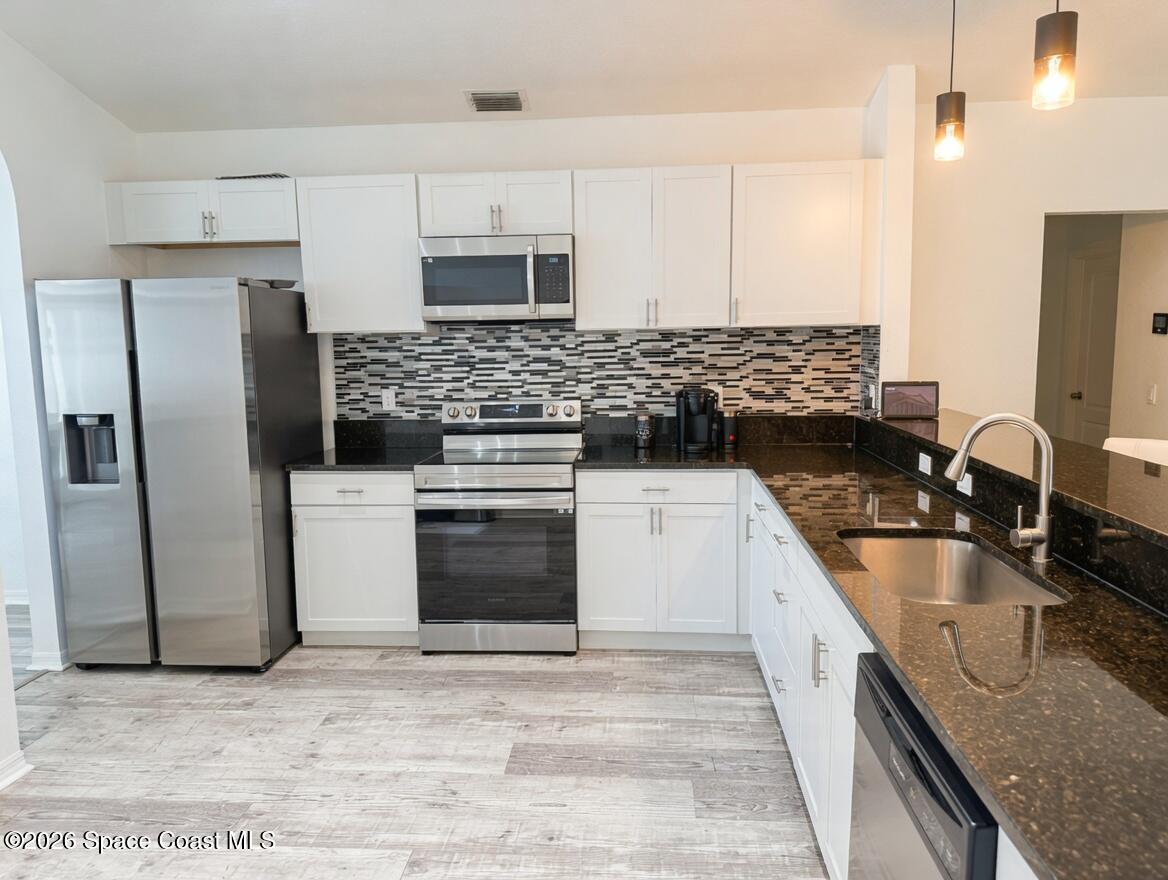 704 Carriage Hill Road Melbourne, FL 32940 - Photo 16 of 59 kitchen
