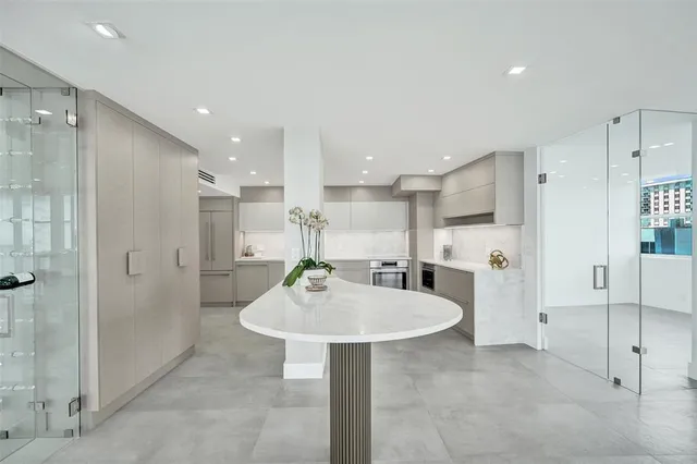 $8,000 | 209 North Fort Lauderdale Beach Boulevard, Unit 6B, Fort Lauderdale, FL 33304