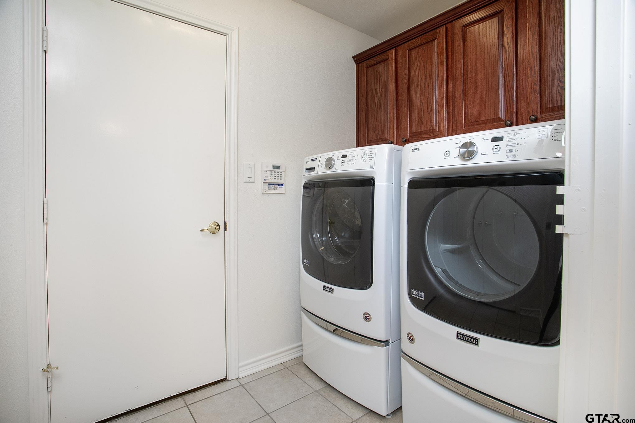 1521 Rice Road, Unit E105 Tyler, TX 75703 - Photo 27 of 32 a utility room with dryer and washer