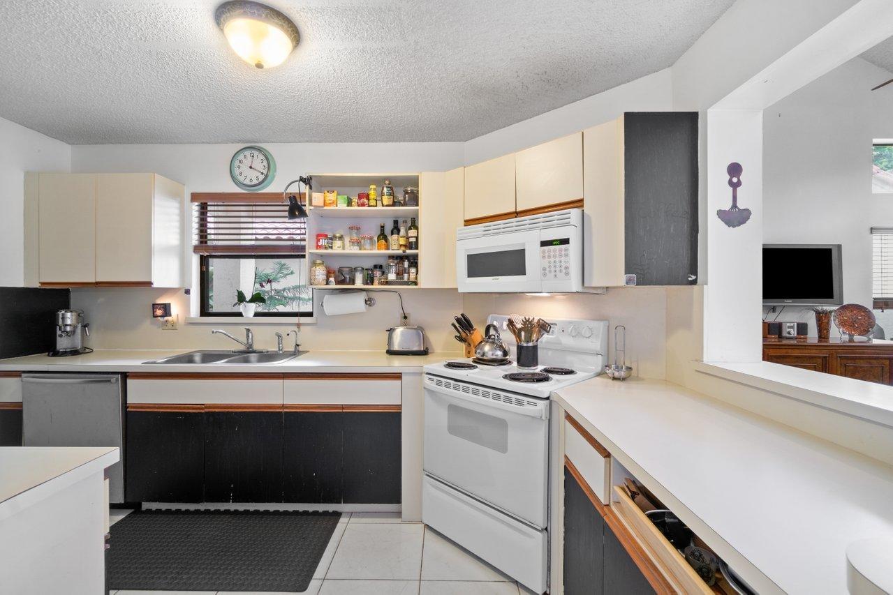 5535 Ashpon Court Boca Raton, FL 33486 - Photo 13 of 34 Kitchen