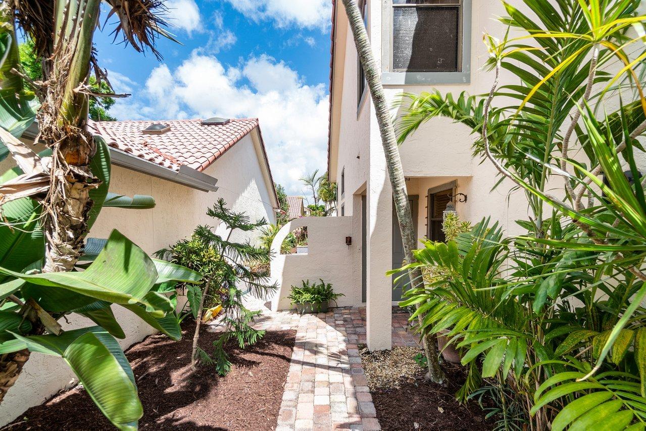 5535 Ashpon Court Boca Raton, FL 33486 - Photo 28 of 34 Courtyard Entrance