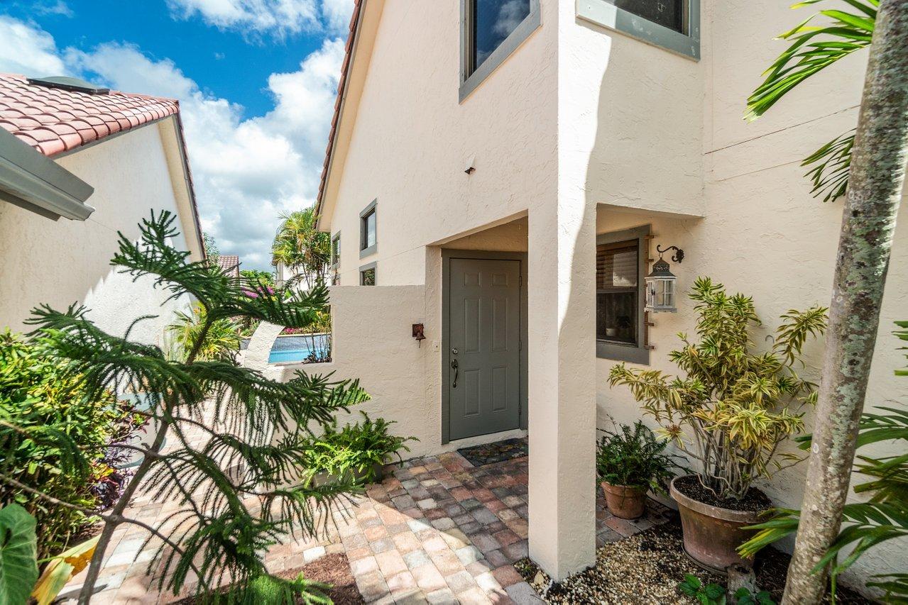 5535 Ashpon Court Boca Raton, FL 33486 - Photo 29 of 34 Courtyard Entrance