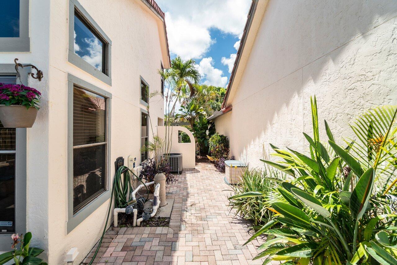 5535 Ashpon Court Boca Raton, FL 33486 - Photo 30 of 34 Courtyard Entrance
