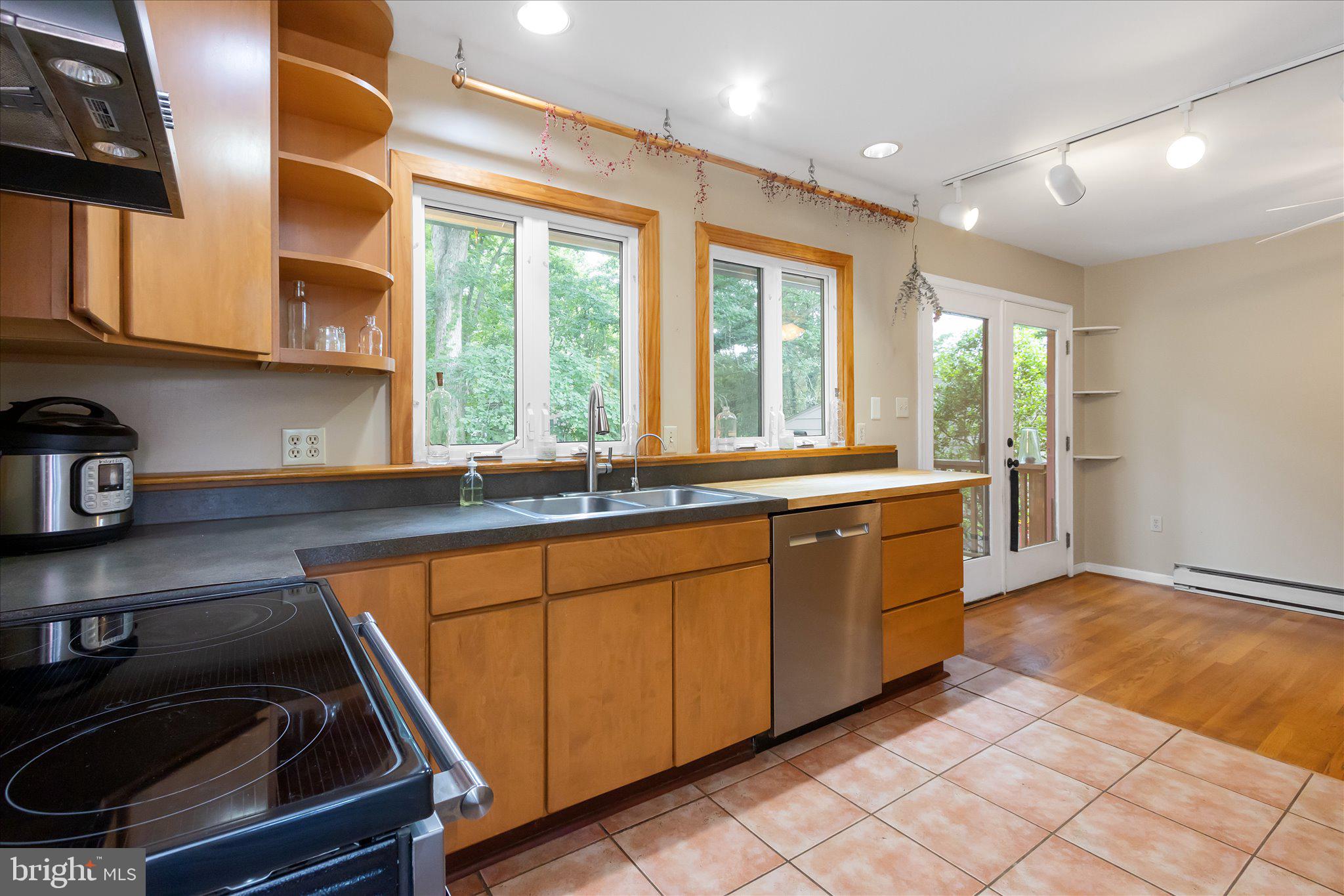 561 Co Rte 12/1 Shepherdstown, WV 25443 - Photo 14 of 45 Kitchen