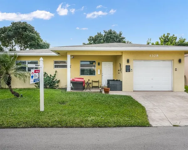a view of a house with backyard