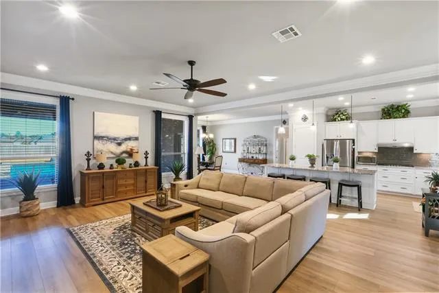 $670,000 | 832 Manor Lane, Covington, LA 70433