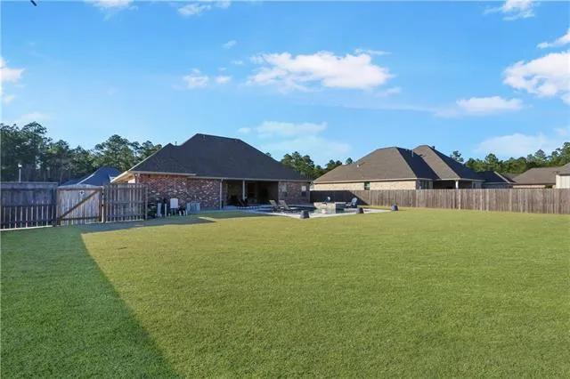 $670,000 | 832 Manor Lane, Covington, LA 70433