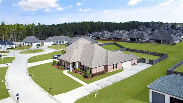 $670,000 | 832 Manor Lane, Covington, LA 70433