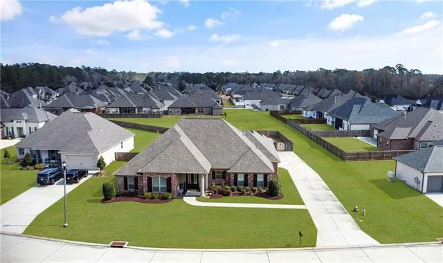 $670,000 | 832 Manor Lane, Covington, LA 70433